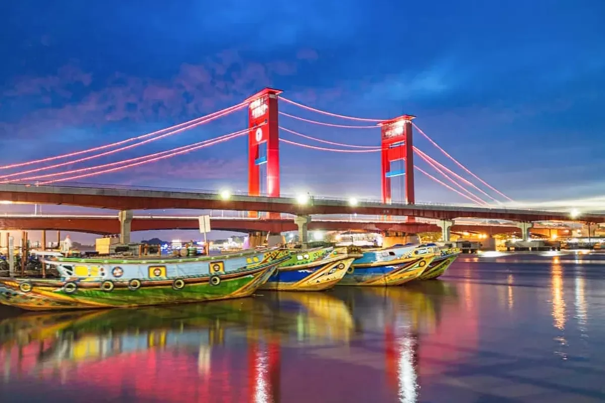 Jembatan Ampera dan Sungai Musi, Palembang.