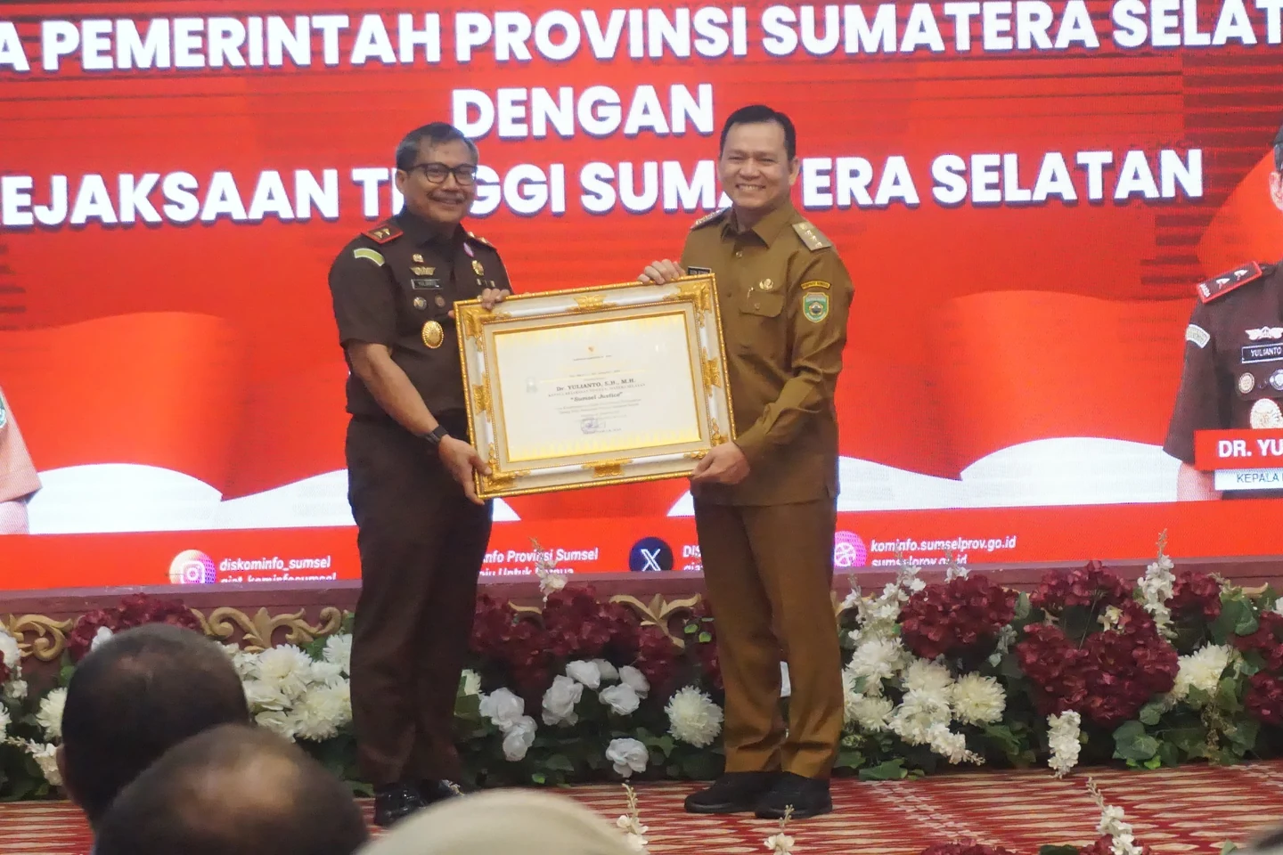 Penyerahan penghargaan dan dokumentasi kerja sama Pemerintah Provinsi Sumatera Selatan dengan Kejati Sumsel di Griya Agung, 26 November 2024.